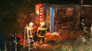 Mueren diez personas al desbarrancarse un &oacute;mnibus de pasajeros en Jujuy