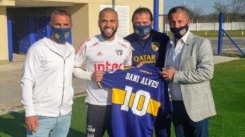 Raúl Cascini, Alves, Marcelo Delgado, y Alejandro González, vocal titular del club, en el centro de entrenamientos de Ezeiza donde San Pablo practicó esta tarde para enfrentar mañana a River. Raúl Cascini, Alves, Marcelo Delgado, y Alejandro González, vocal titular del club, en el centro de entrenamientos de Ezeiza donde San Pablo practicó esta tarde para enfrentar mañana a River.
