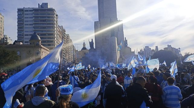 Los rosarinos ya están en el Monumento. 
