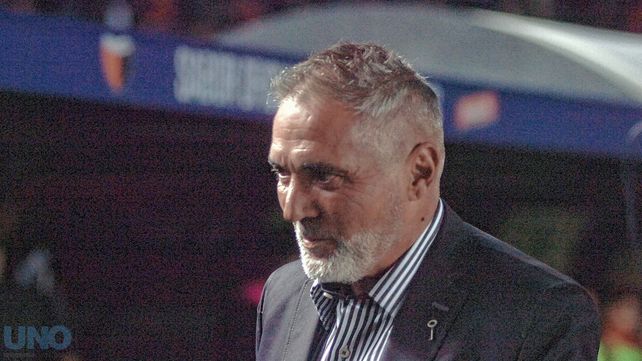 El entrenador de Colón Sergio Rondina debe modificar el esquema táctico pensando en lo que viene.