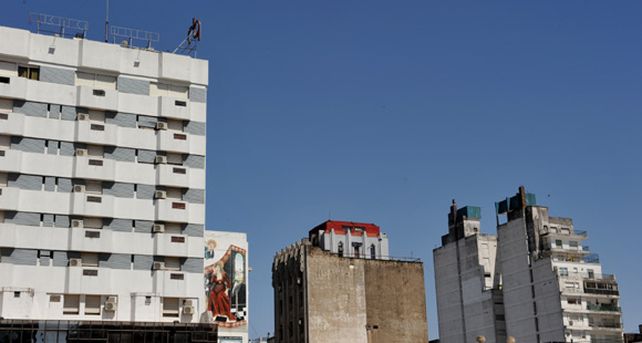 Condenan a habitantes de un edificio por tirar basura a la casa de un vecino