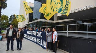Edgardo Orellano, padre de Bocacha, junto a otros manifestantes que participaron de un acto en la entrada al Centro de Justicia Penal.