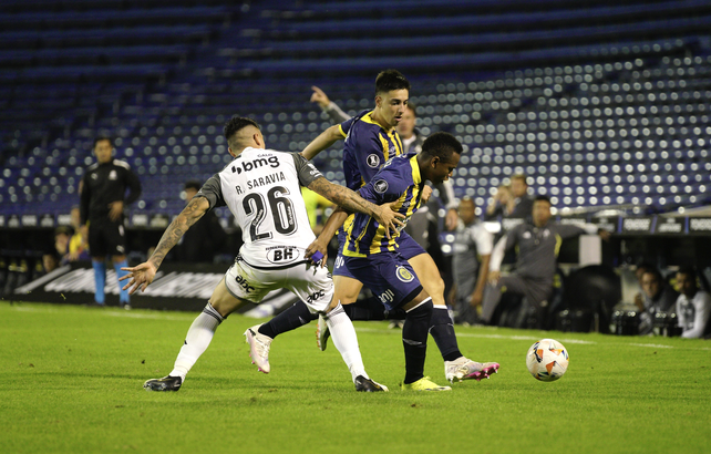 Jaminton Campaz intenta gambetear a Renzo Saravia