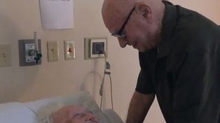 Un hombre se despide de su esposa moribunda con la más tierna canción de amor