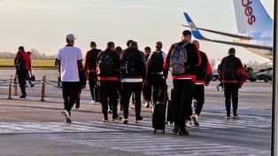 Después de las 18, los jugadores de Newells emprendieron vuelo.