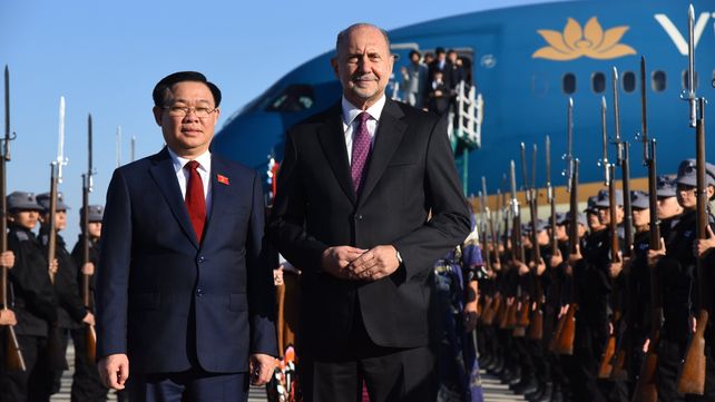 El gobernador Perotti recibió en el aeropuerto de Rosario al presidente de la Asamblea Nacional de Vietnam