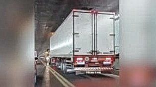 Demoras en el Túnel Subfluvial por una camión atascado en el interior