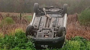 El auto quedó ruedas para arriba cerca de Viale.