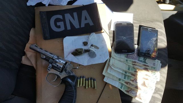 Armados con un revólver 32 y con drogas: detuvieron a tres muchachos en un control de Gendarmería en B° Yapeyú