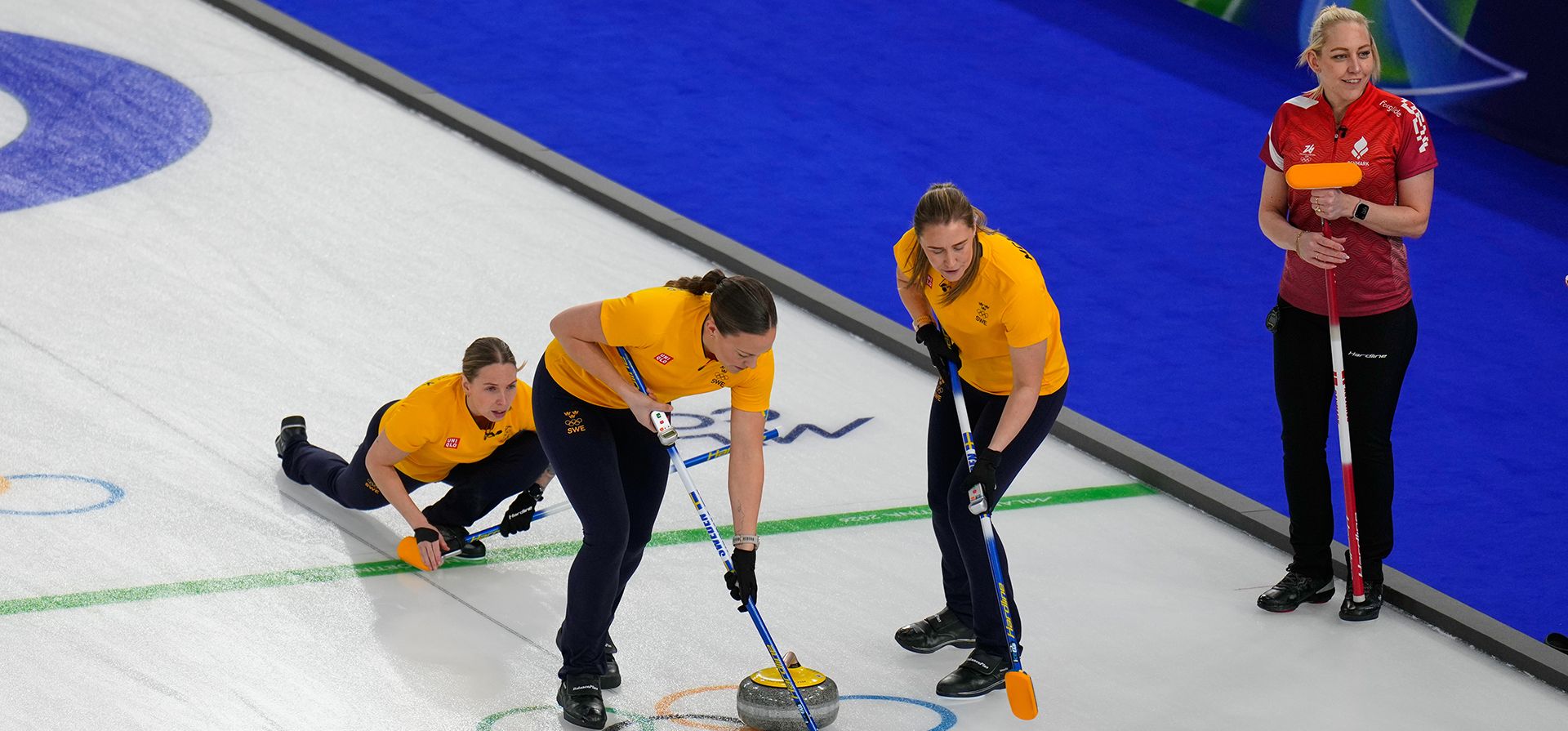 Las suecas Sofia Scharback, Agnes Knochenhauer y Sara McManus compiten durante un partido de curling femenino contra Dinamarca en los Juegos Olímpicos de Invierno de 2026, en Cortina d'Ampezzo, Italia, el viernes 13 de febrero de 2026. (Foto AP/David J. Phillip) Las suecas Sofia Scharback, Agnes Knochenhauer y Sara McManus compiten durante un partido de curling femenino contra Dinamarca en los Juegos Olímpicos de Invierno de 2026, en Cortina d'Ampezzo, Italia, el viernes 13 de febrero de 2026. (Foto AP/David J. Phillip)