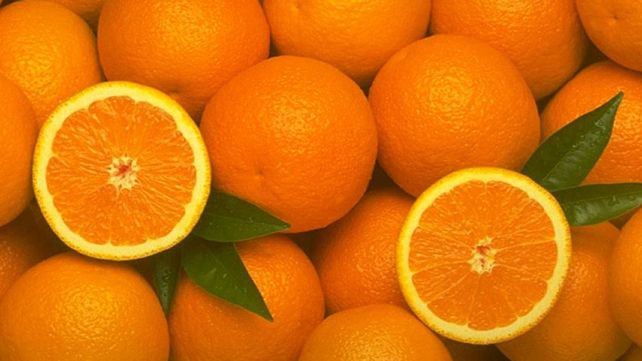 Por qué es inevitable mancharse al pelar una naranja