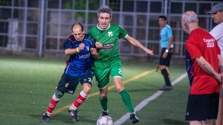 Amateurs y veteranos: la pasión por el fútbol deja de lado el crujir de las rodillas