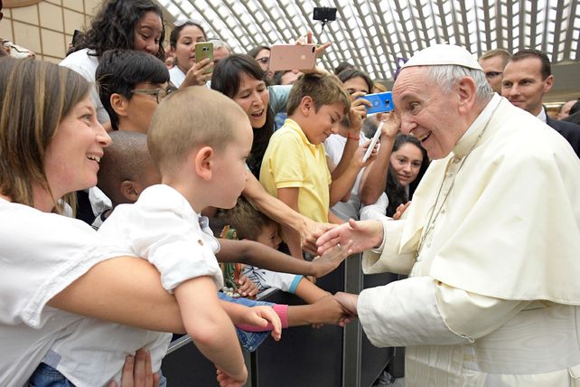 Francisco saluda a familias y niños. La postal es una constante en cada visita que el Papa realiza por el mundo.