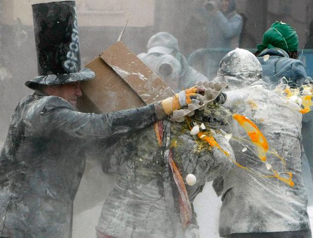 El municipio alicantino de Ibi celebra una de las jornadas más peculiares de sus fiestas de invierno.