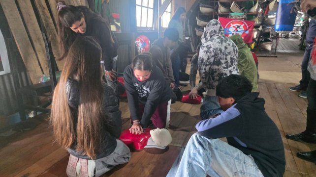 Guardavidas compartieron sus conocimientos con los alumnos de la Ecenaa.