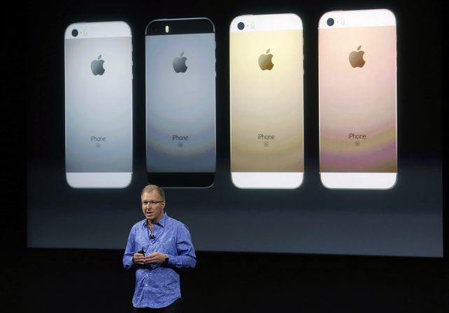El nuevo modelo del iPhone tiene las mismas prestaciones que el anterior pero es más económico.