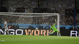 Hasta acá llegó. La pelota impulsada por Ronald Araújo es tocada por el pie por Dibu Martínez, que no puede impedir la caída de su valla. Fue en la derrota con Uruguay.