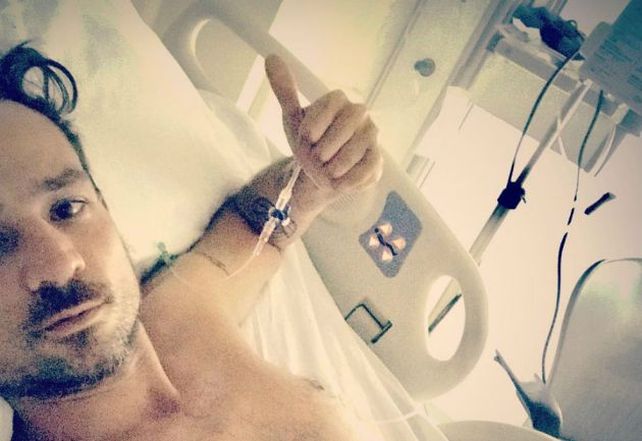 El músico se sacó una selfie en la sala de terapia intensiva y le mandó un mensaje a sus seguidores.