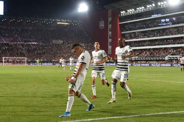 Borr&eacute; festeja con sus compa&ntilde;eros lo que fue el primer gol del Millonario.
