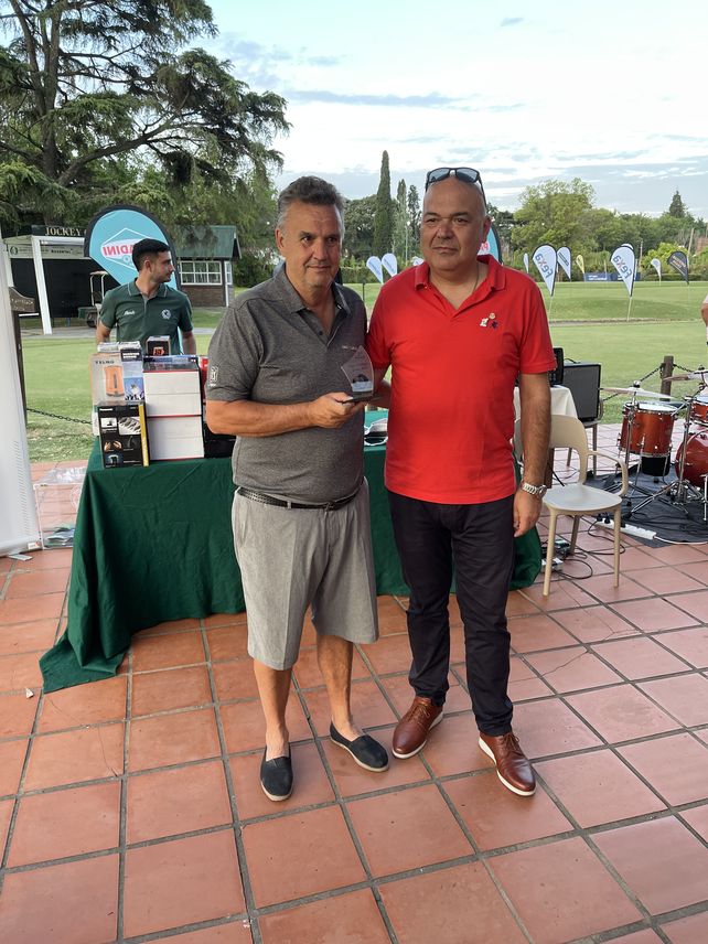 Mariano Roldan (Pte. RC Rosario Plaza de la Bandera) junto a uno de los ganadores