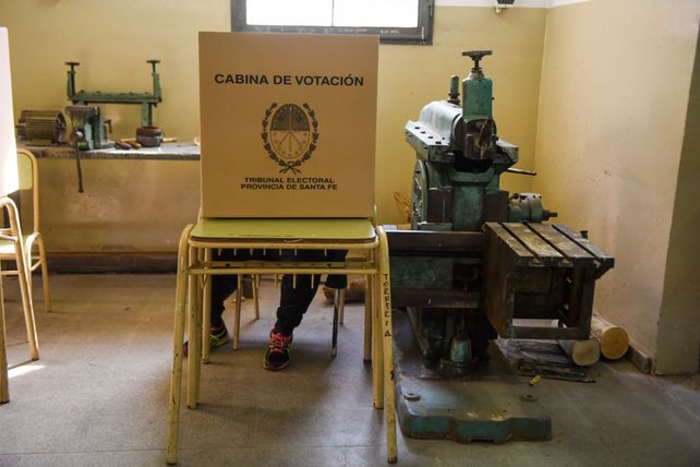 Detienen a una mujer por usar el celular en la cabina de votación