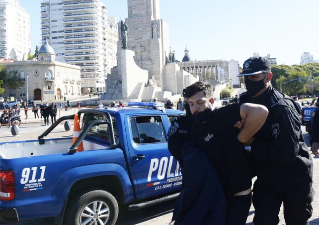 Las imágenes de los incidentes del Monumento por la protesta anticuarentena