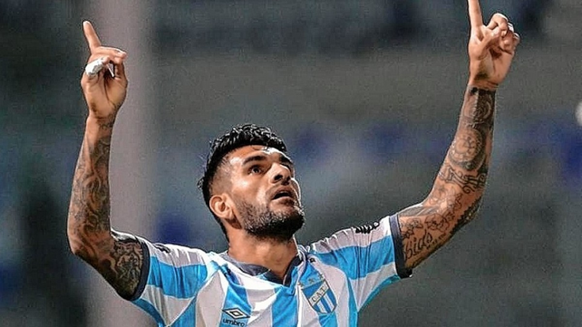 Unión busca un 9 y uno que está en carpeta es Javier Toledo quien no seguiría en Atlético Tucumán.