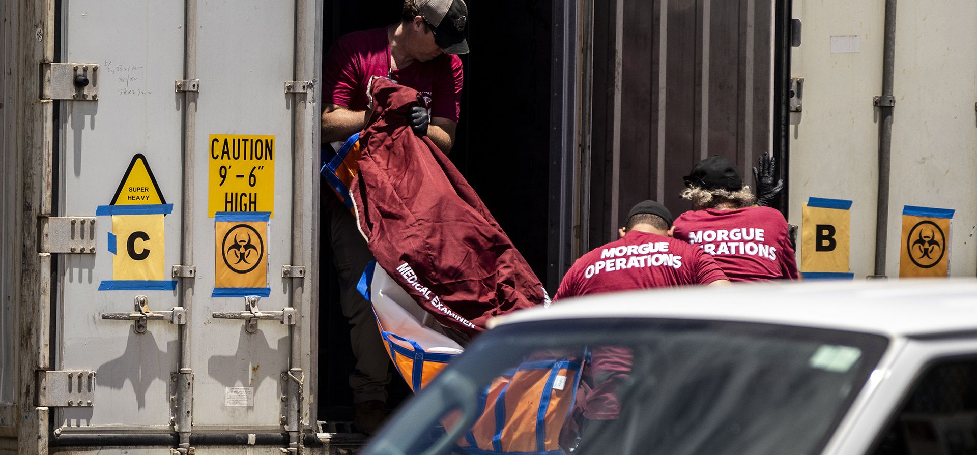 Rescatistas llevan una bolsa para cadáveres de un camión refrigerado a una camioneta en el Centro Forense de la Policía de Maui en Wailuku, en la isla de Maui, Hawái, el jueves 17 de agosto de 2023. (Stephen Lam/San Francisco Chronicle vía AP) Rescatistas llevan una bolsa para cadáveres de un camión refrigerado a una camioneta en el Centro Forense de la Policía de Maui en Wailuku, en la isla de Maui, Hawái, el jueves 17 de agosto de 2023. (Stephen Lam/San Francisco Chronicle vía AP)