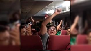Los hinchas aztecas cantando en contra de Argentina en pleno viaje en colectivo.
