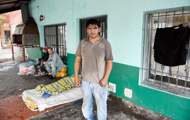 Desamparados. Cristian y su familia bajo las chapas de Santa Fe y Valparaíso.