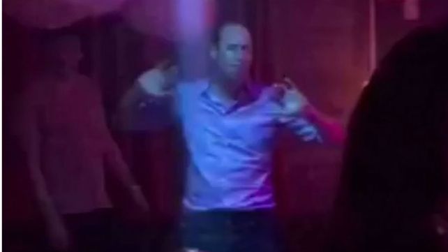 Escándalo en el Reino Unido por las imágenes del príncipe William de fiesta en un club nocturno