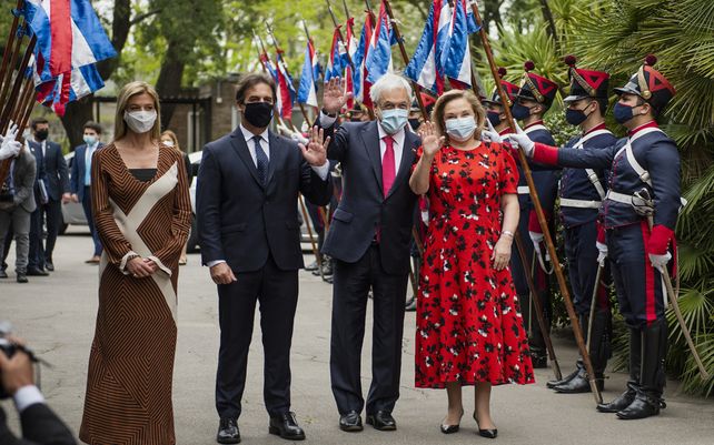 El presidente de Chile, Sebastián Piñera realiza una visita oficioal al el presidente de Uruguay Luis Lacalle Pou, junto a las primeras damas Lorena Ponce, izquierda, y Cecilia Morel, derecha, saludan a la prensa en Montevideo, Uruguay, el lunes 27 de septiembre de 2021.