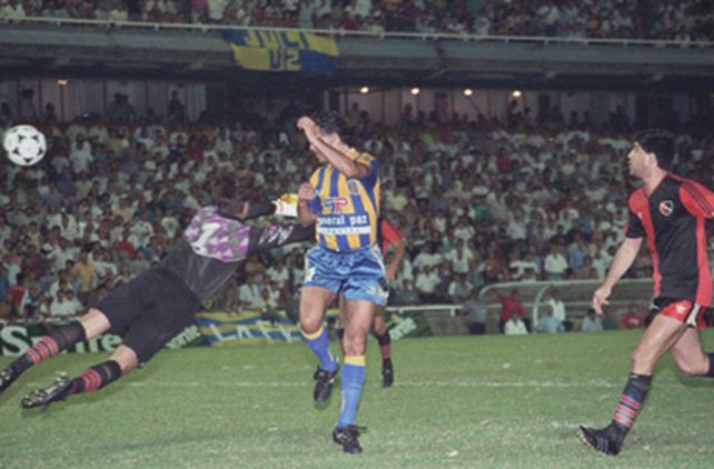 El &uacute;ltimo grito de Kempes: fue a Newells en un amistoso hace 15 a&ntilde;os