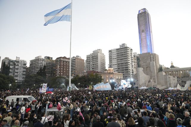Una multitudinaria marcha federal universitaria tuvo lugar este martes en Rosario