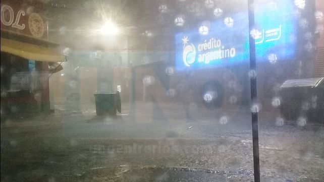 Un contenedor es arrastrado por la corriente calle abajo en Perú
