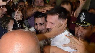 Lionel Messi causó revuelo con su llegada al país para el amistoso que disputará la Selección Nacional de fútbol contra Panamá este jueves. El capitán de la albiceleste salió a cenar a una parrilla en el barrio porteño de Palermo y debió ser escoltado por la Policía de la Ciudad debido a la multitud que deseaba una foto con el rosarino.