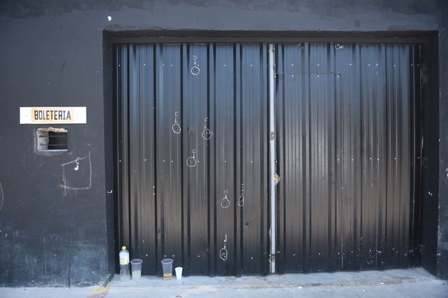 El portón de acceso al local quedó perforado por numerosos proyectiles.