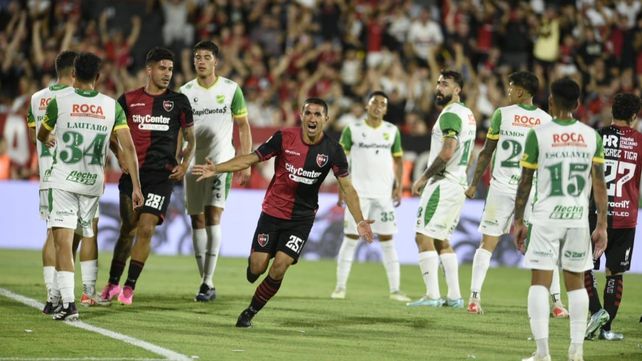 Gustavo Velázquez grita con todo el segundo de Newells sobre Defensa.