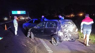 Criminales arrojaron adoquines en la autopista Rosario - Santa Fe y tres autos resultaron dañados