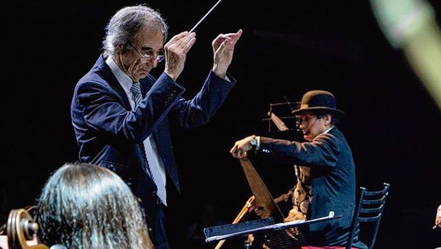 Orquesta. Fernando Ciraolo, al frente de la agrupación municipal en 2017 y Salvador Trapani con su serrucho.