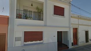 Escaladores. Los dos ladrones treparon por el balcón de la vivienda de calle Laprida.