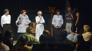 Aclamados. Las actrices y el director de la obra llegaron a Paraná desde Gualeguaychú y recibieron los aplausos y felicitaciones del público de Paraná.