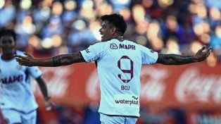 Walter Bou estuvo afilado y anotó los dos tantos de Lanús en su victoria ante San Lorenzo.