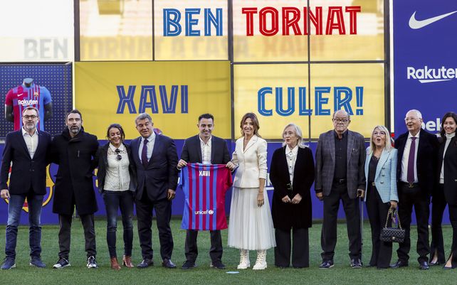 El nuevo entrenador del FC Barcelona, Xavi Hernández, posa junto al presidente del FC Barcelona, Joan Laporta, y miembros de su familia durante su presentación oficial en el estadio Camp Nou de Barcelona, España, el lunes 8 de noviembre de 2021.