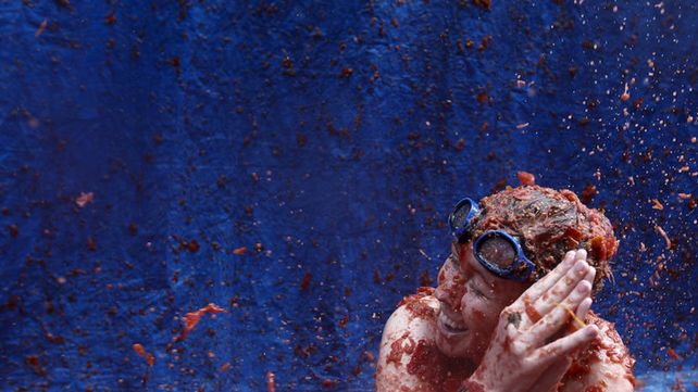 Tomatina, la batalla roja celebra su fiesta anual con un mensaje contra la homofobia