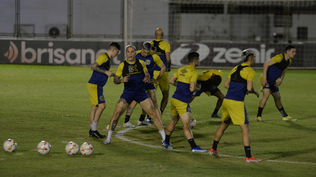 Enzo Copetti (de frente) se recuperó de un cuadro de gastroenterocolitis