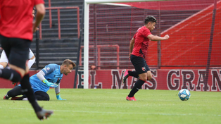 Sebastián Palacios deja atrás a Leonardo Burián y convertirá el primer gol rojinegro en el Coloso.