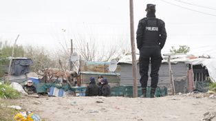 Policías custodian la escena del crimen, donde un joven fue hallado sin vida y con varias heridas de arma de fuego.&nbsp;