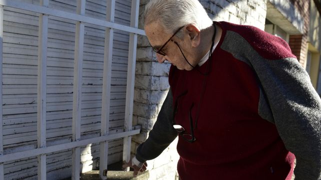 El padre del juez Juan Carlos Vienna exhibe uno de los balazos que dieron en su casa.&nbsp;