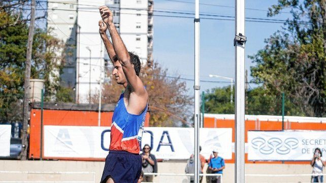 El atleta santafesino Germán Chiaraviglio realizó un registro de 5.30 en Polonia.